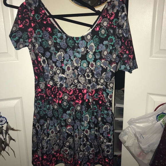 LUSH Vibrant Dress w Pockets - Picture 2 of 5